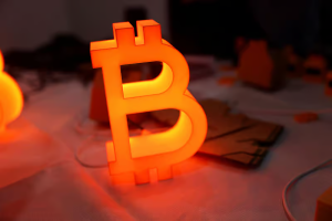Giá Bitcoin hôm nay vọt lên 71.000 USD nhờ hạ nhiệt căng thẳng